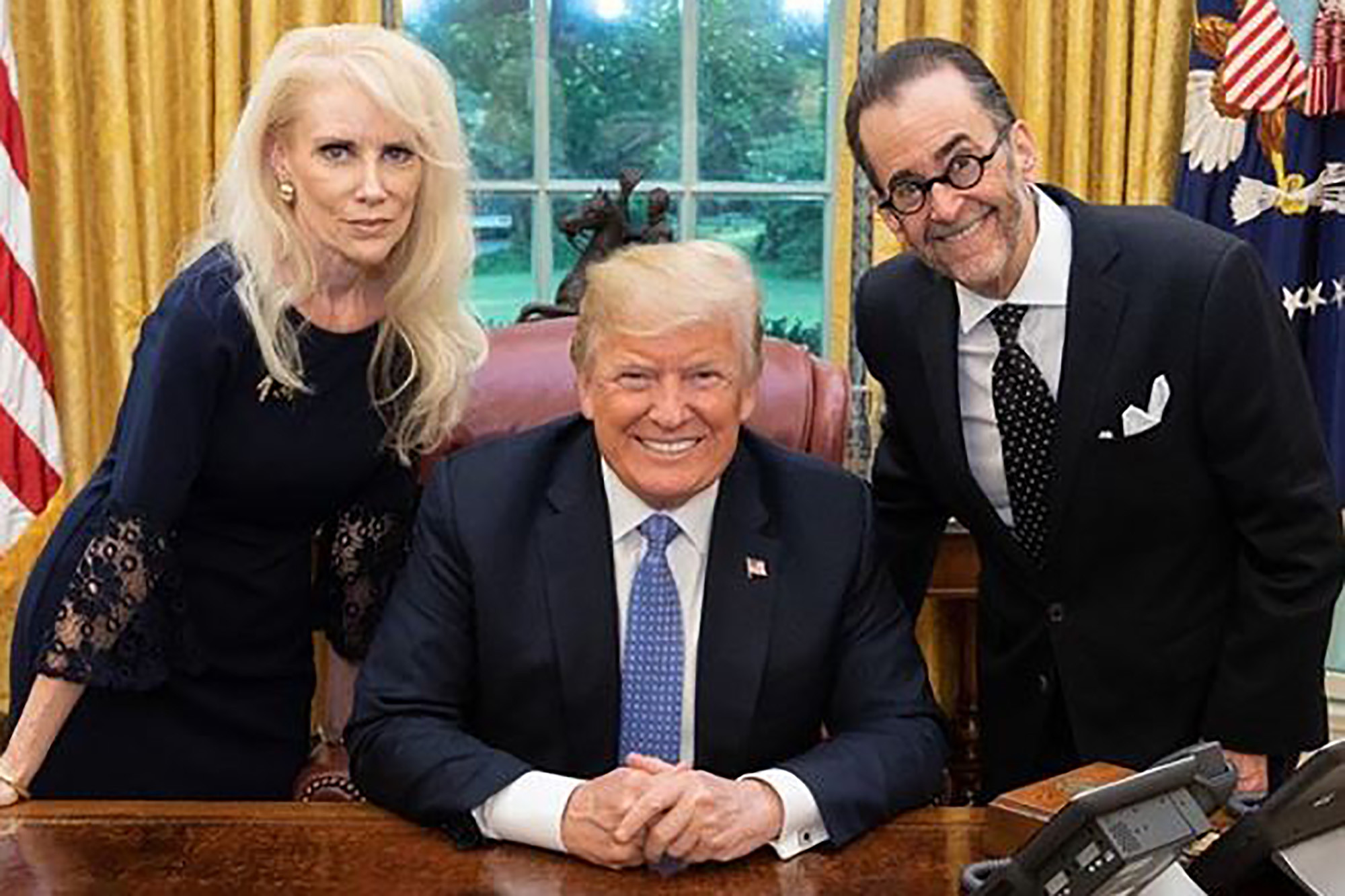 Australia elige un gobierno "pro-Trump", mientras el presidente, en horas bajas, se fotografía en la Casa Blanca con un youtuber seguidor de "Q"