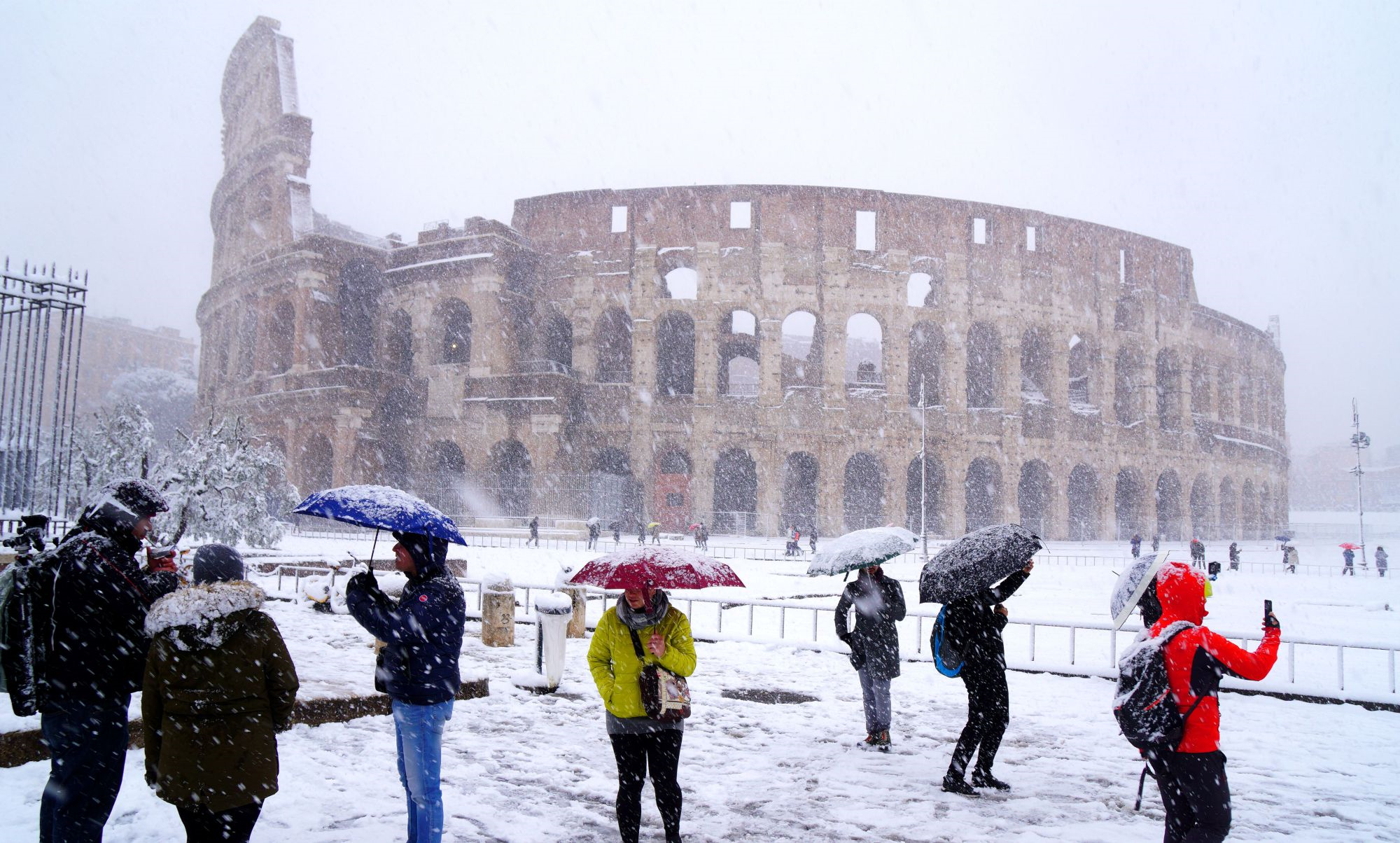 Погода в риме италия. Рим в снегу 2021. Снег в Риме. Италия зимой. Снег в Италии.